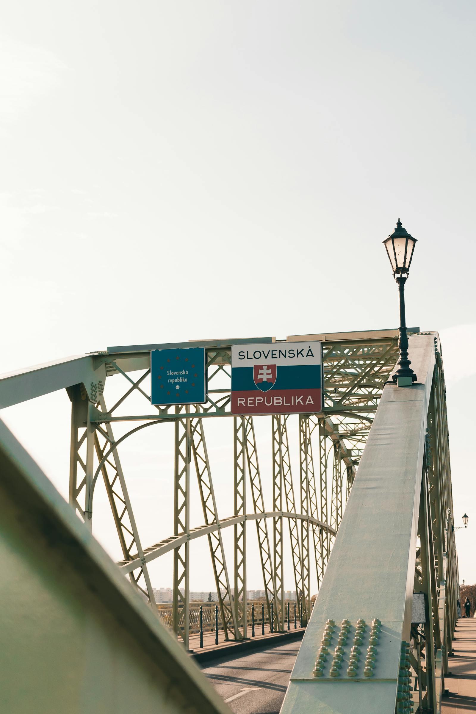 Un pont frontalier international — emblématique de l'infrastructure des frontières dans l'espace Schengen.