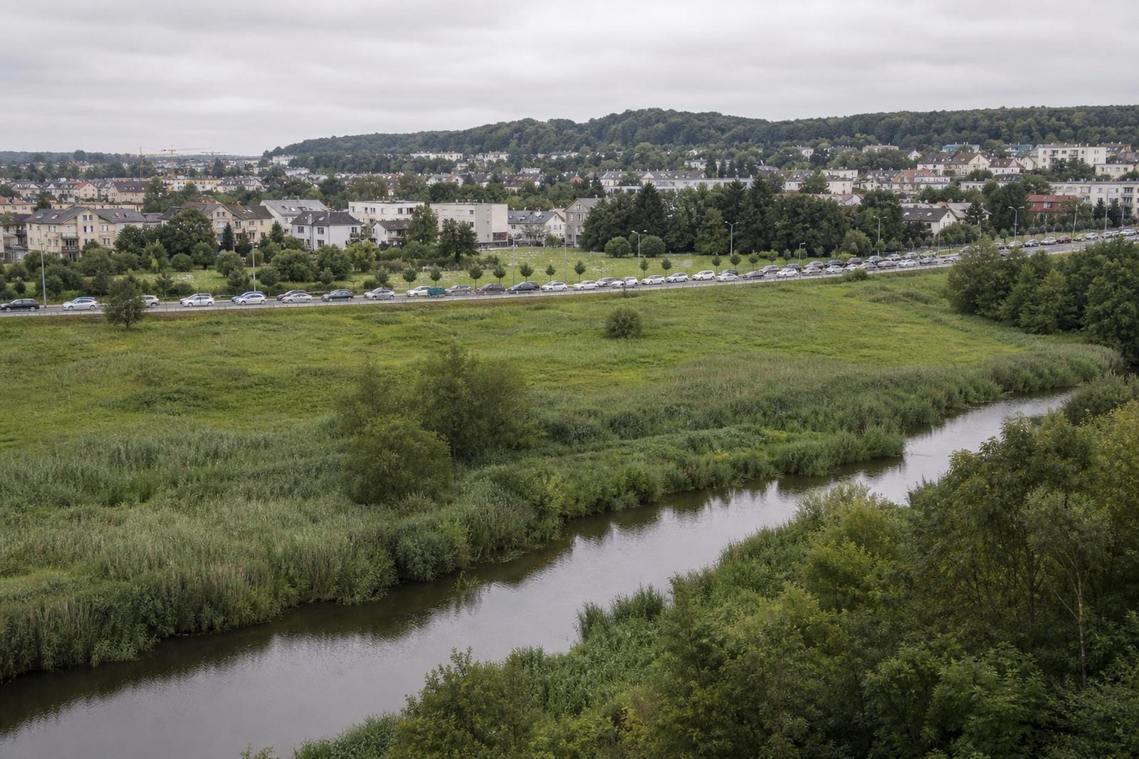 Die Alzette-Aue bei Alzingen mit dem Verkehr auf der bestehenden N3 hinter den Wiesen.