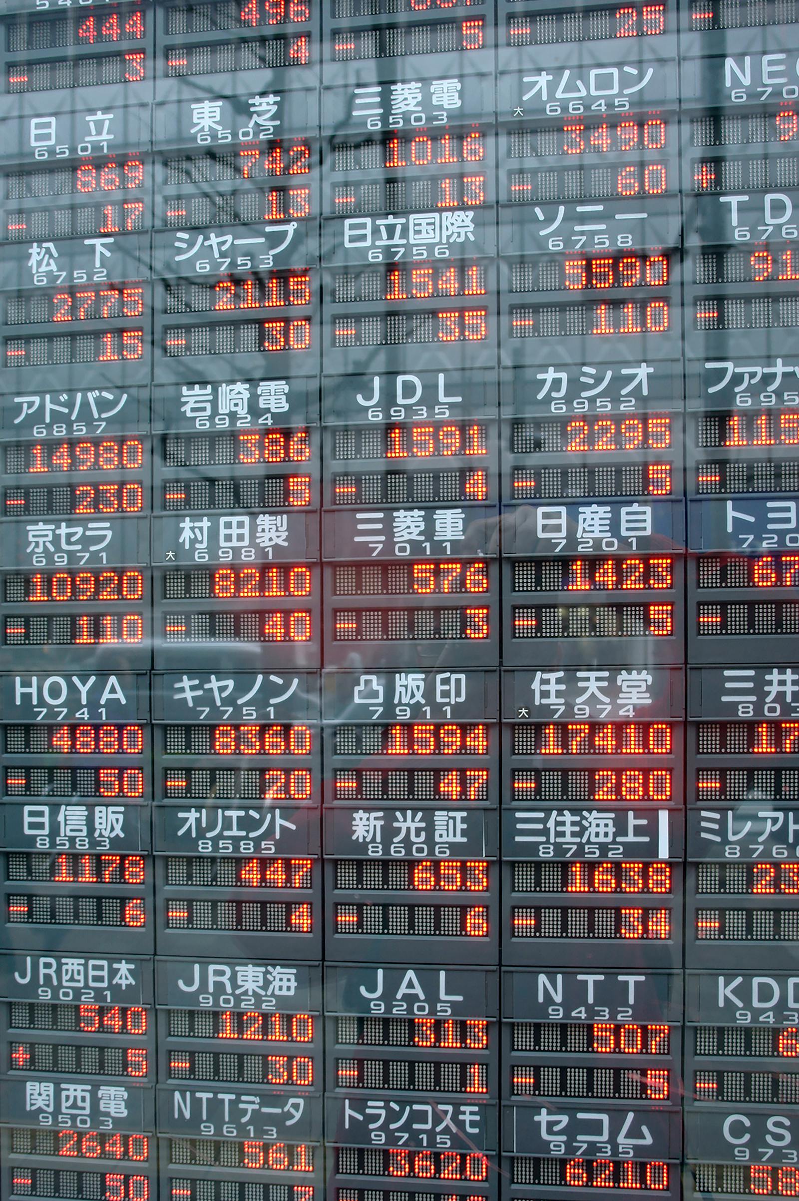 Stock-market ticker display showing prices in Japanese kanji and numerals.