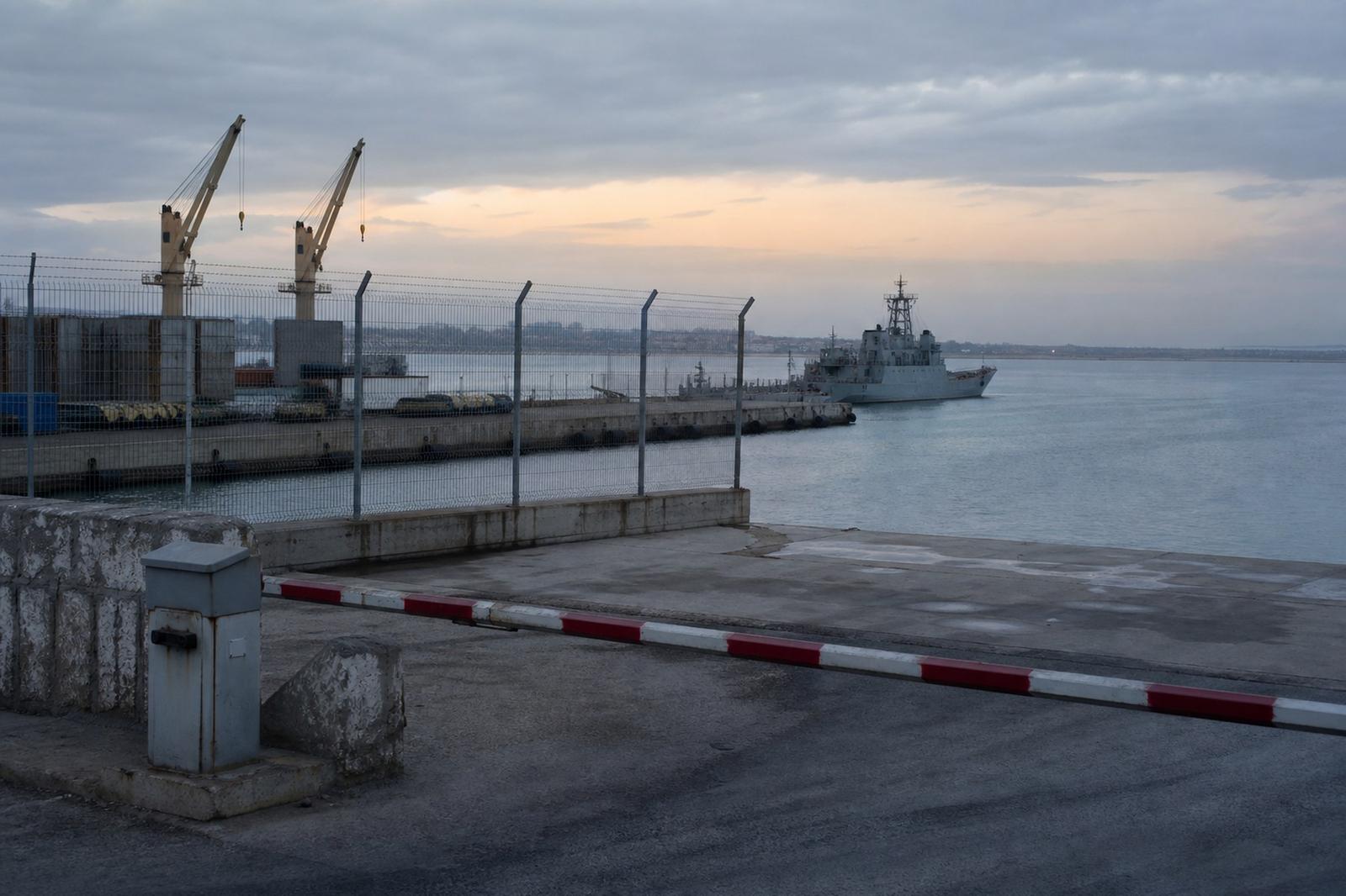 En onmarkéierte Militärquai un der syrescher Mëttelmierküst bei Sonnenopgang.